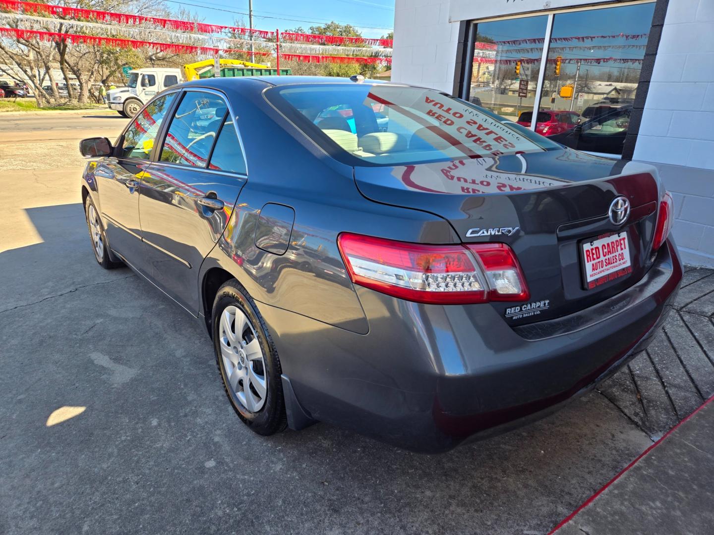 2010 SILVER /BEIGE Toyota Camry Camry-Grade 6-Spd AT (4T1BF3EK0AU) with an 2.5L L4 DOHC 16V engine, 6-Speed Automatic Overdrive transmission, located at 503 West Court, Seguin, TX, 78155, (830) 379-3373, 29.568621, -97.969803 - Photo#3